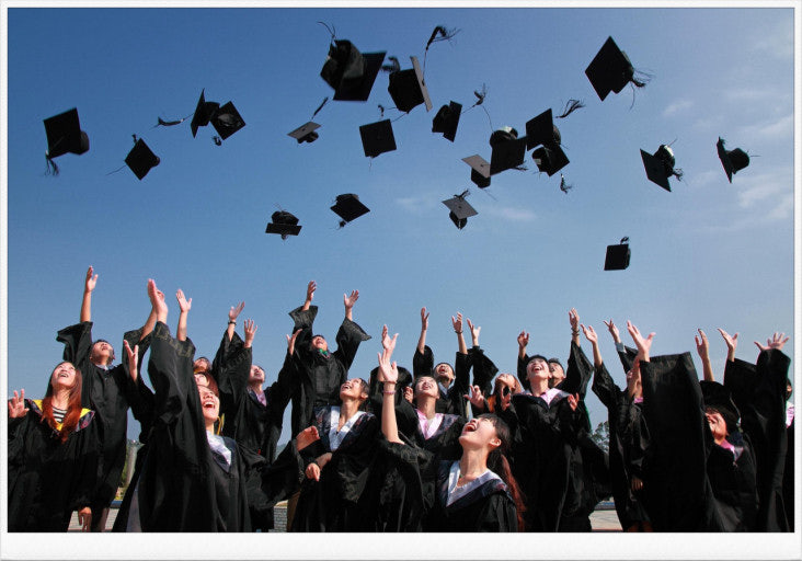 Tấm bằng tốt nghiệp và thời gian du học nước ngoài sẽ là trải nghiệm quý giá với các bạn sinh viên